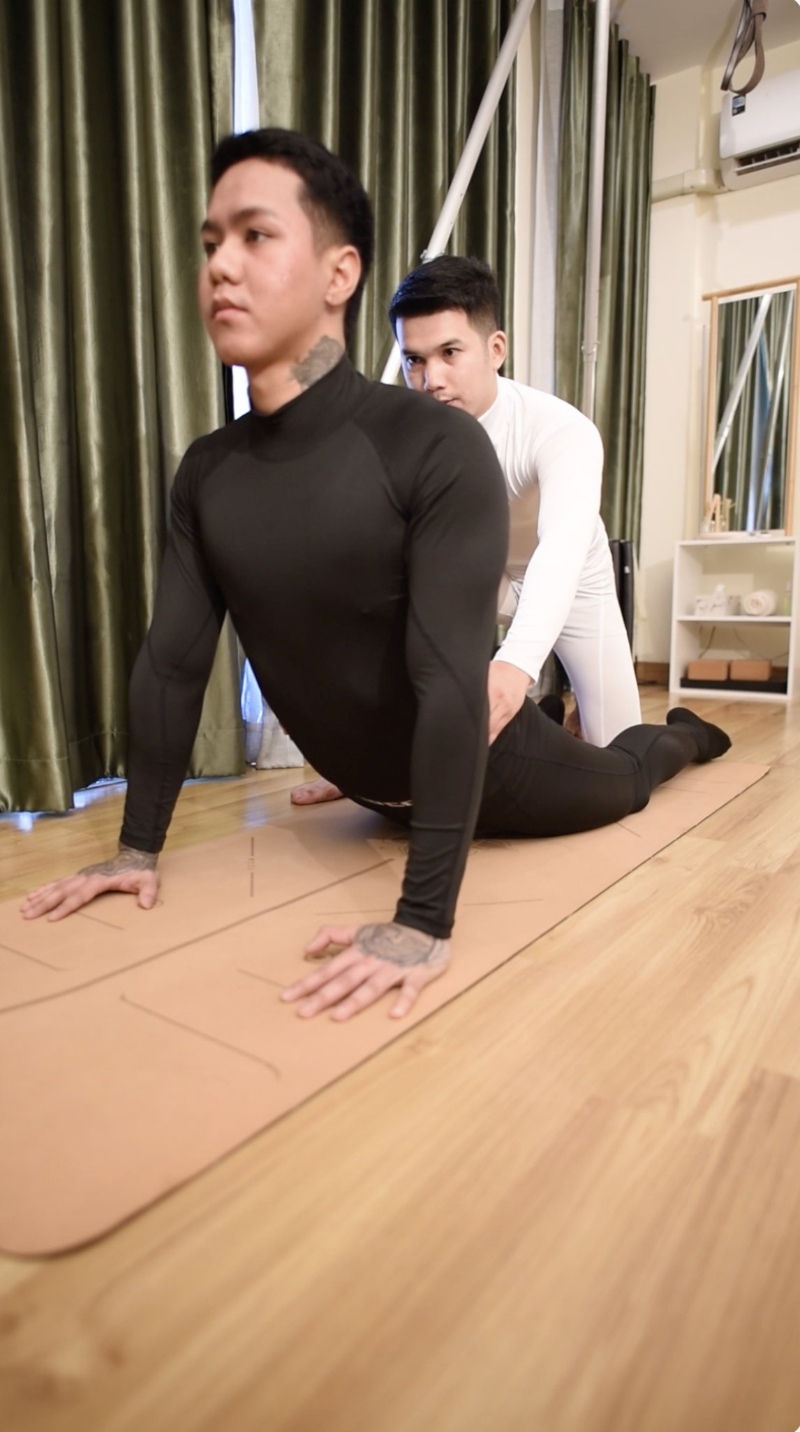 หมอนวดชายแท้ KENYA ออกกำลังกาย และ ยึดกล้ามเนื้อโดยหมอนวดชาย WIN